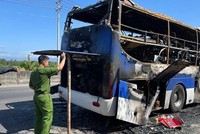 Công an khám nghiệm hiện trường vụ xe khách giường nằm bị thiêu rụi sáng 26/12. (Nguồn: thanhnien.vn).