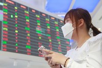 Thị trường chứng khoán Việt Nam liên tục lỗi hẹn nâng hạng một phần do rào cản liên quan tới việc tiếp cận của nhà đầu tư nước ngoài.