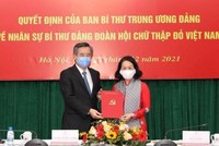Trao quyết định của Ban Bí thư Trung ương Đảng cho bà Bùi Thị Hòa.