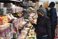 Người dân mua sắm tại một cửa hàng ở New York, Mỹ ngày 14/11/2021. (Ảnh: THX/TTXVN).