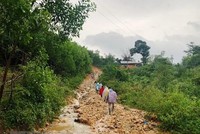 Đường liên thôn tại xã Ba Nam, huyện miền núi Ba Tơ, tỉnh Quảng Ngãi, bị hư hỏng nghiêm trọng do mưa lũ. (Ảnh: TTXVN phát).