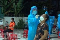 Nhân viên y tế Nghệ An lấy mẫu xét nghiệm cho người dân. (Ảnh: Văn Tý/TTXVN).