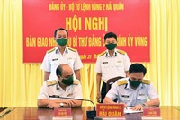 Chuẩn đô đóc Đỗ Văn Yên và Đại tá Vũ Anh (bên phải) Tuấn ký biên bản bản giao chức trách, nhiệm vụ Bí thư Đảng ủy, Chỉnh ủy Vùng 2 Hải quân.