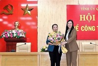Bà Bùi Thị Quỳnh Vân, Bí thư Tỉnh ủy Quảng Ngãi (phải) trao hoa chúc mừng bà Đinh Thị Hồng Minh vừa được bầu làm Phó Bí thư Tỉnh ủy Quảng Ngãi.