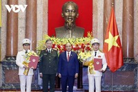 Chủ tịch nước Nguyễn Xuân Phúc và Bộ trưởng Bộ Công an Tô Lâm chúc mừng hai đồng chí được thăng cấp quân hàm.