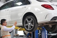 Với chính sách giảm 50% phí trước bạ trong nửa đầu năm 2022, cả ngành ô tô và bảo hiểm đều hưởng lợi.