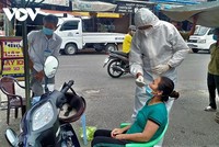 Lực lượng chuyên môn Cà Mau xét nghiệm sàng lọc.