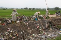 Nhiều đoạn kênh thủy lợi bị biến thành bãi rác. (Ảnh minh họa; nguồn: Báo Vĩnh Phúc).