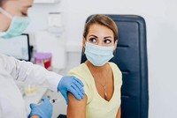 Vaccine là công cụ hiệu quả nhằm kiểm soát đại dịch Covid-19 (Ảnh: Getty).