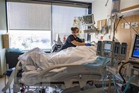 Điều trị cho bệnh nhân nhiễm COVID-19 tại Worcester, Massachusetts, Mỹ. (Ảnh: AFP/TTXVN).