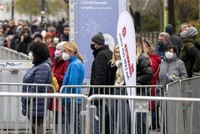 Người dân xếp hàng chờ tiêm vaccine phòng COVID-19 tại Vienna, Áo. (Ảnh: AFP/TTXVN).