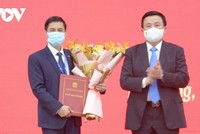 Ông Nguyễn Xuân Thắng, Ủy viên Bộ Chính trị trao Quyết định, tặng hoa chúc mừng ông Đoàn Triệu Long.