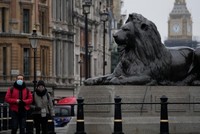 Người dân đeo khẩu trang để ngừa Covid-19 ở London, Anh. Ảnh: AP.