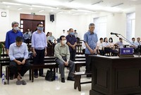 Các bị cáo nghe đại diện Viện Kiểm sát trình bày bản luận tội và đề nghị mức án trong phiên tòa sơ thẩm. (Ảnh: TTXVN).