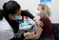 Tiêm vaccine ngừa COVID-19 cho người dân tại Modiin, Israel, ngày 12/1/2022. (Ảnh: THX/TTXVN).