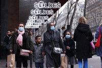 Người dân đeo khẩu trang phòng dịch COVID-19 tại Paris, Pháp. (Ảnh: THX/TTXVN).