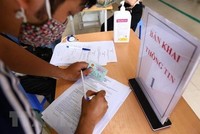 Người dân khai báo y tế. (Nguồn: TTXVN).