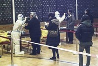 Người dân lấy mẫu xét nghiệm COVID-19 tại thủ đô Bắc Kinh, Trung Quốc. (Ảnh: THX/TTXVN).