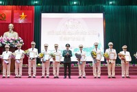 Đại tá Lê Xuân Minh, Giám đốc Công an tỉnh trao Quyết định điều động của Bộ trưởng Bộ Công an cho các cá nhân.