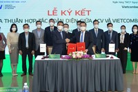 Ông Nguyễn Thanh Tùng - Phó Tổng Giám đốc phụ trách Ban điều hành Vietcombank (bên phải) và ông Vũ Thế Phiệt – Tổng Giám đốc ACV ký Thỏa thuận hợp tác.