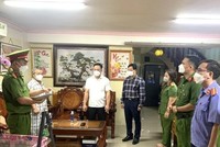 Lực lượng chức năng công bố lệnh bắt Chủ tịch Ủy ban Nhân dân phường Tam Phước Võ Cao Cường. (Ảnh: TTXVN phát).