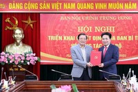 Trưởng Ban Nội chính Trung ương Phan Đình Trạc trao quyết định và chúc mừng ông Nguyễn Văn Yên. (Nguồn: vov.vn).
