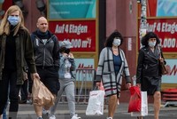 Người dân đeo khẩu trang phòng lây nhiễm COVID-19 tại Berlin, Đức. (Ảnh: AFP/TTXVN).