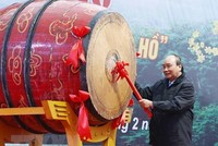 Chủ tịch nước Nguyễn Xuân Phúc đánh trống phát động Tết trồng cây tại Phú Thọ. (Ảnh: Thống Nhất/TTXVN).