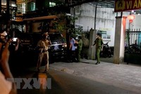 Dẫn giải một bị can sau khi bị khởi tố lên xe của Cơ quan Cảnh sát điều tra Bộ Công an. (Ảnh: Nguyễn Thanh/TTXVN).