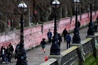 Nước Anh đã quay lại cuộc sống gần như hoàn toàn bình thường. Ảnh: The Guardian.