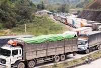 Sau kỳ nghỉ Tết Nguyên đán, ùn tắc xe hàng hóa nông sản tại các cửa khẩu của tỉnh Lạng Sơn có dấu hiệu tái diễn.