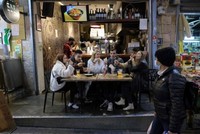 Pháp gần như đã quay lại cuộc sống bình thường trước đại dịch. Ảnh: Le Monde