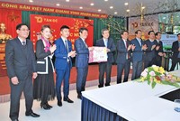 Ủy viên Trung ương Đảng, Bí thư Tỉnh ủy Thái Bình Ngô Đông Hải cùng lãnh đạo tỉnh tặng hoa chúc mừng Công ty CP Sản xuất hàng thể thao Tân Đệ nhân dịp phát động sản xuất kinh doanh năm 2022.