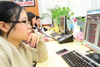 Thị trường đang thiếu vắng nhóm ngành dẫn dắt, các nhóm dầu khí, ngân hàng, thép, bất động sản “xanh đỏ” đan xen