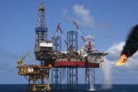 Việc giảm đầu tư thăm dò, khai thác mới là một trong những nguyên nhân quan trọng đẩy giá dầu lên cao.