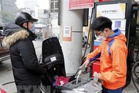 Mua bán xăng dầu tại một điểm kinh doanh xăng dầu trên đường Trần Khát Trân, quận Hai Bà Trưng, Hà Nội. (Ảnh: Trần Việt/TTXVN).