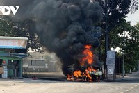 Hiện trường vụ xe bồn bị bốc cháy.
