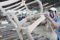 Doanh nghiệp chế biến gỗ đang nâng công suất để đáp ứng nhu cầu thị trường.