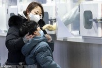 Nhân viên y tế lấy mẫu xét nghiệm COVID-19 cho người dân tại Seoul, Hàn Quốc. (Ảnh: THX/TTXVN).