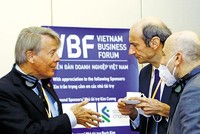 Các đại biểu trao đổi bên lề VBF. Ảnh: Đức Thanh.