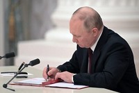 Tổng thống Nga Vladimir Putin ký sắc lệnh công nhận nền độc lập của hai nước Cộng hòa tự xưng Donetsk và Luhansk ở miền Đông Ukraine, tại cuộc họp khẩn với Hội đồng An ninh ở Moskva, ngày 21/2/2022. (Ảnh: AFP/TTXVN).