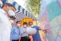 Ông Lê Minh Hoan (ngoài cùng bên phải), Bộ trưởng Bộ Nông nghiệp và Phát triển nông thôn khảo sát quy hoạch phát triển thủy lợi vùng nuôi tôm của Bạc Liêu.