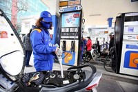 Giá cả của nhiều mặt hàng thiết yếu như xăng dầu, thiết bị, vật tư y tế phòng chống dịch bệnh...tăng mạnh do dịch bệnh và xung đột vũ trang Nga-Ukraine.