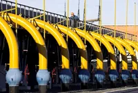 Một nhân viên kiểm tra đường ống khi đốt Yamal-Europe gần Minsk, Belarus hồi năm 2016 (Ảnh: Reuters).