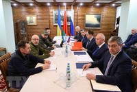 Phái đoàn Ukraine (trái) và Nga tại cuộc đàm phán ở vùng Brest, Belarus ngày 7/3/2022. (Ảnh: AFP/TTXVN)