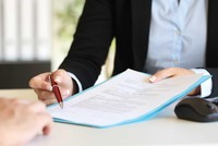 Việc ủy quyền cho hội đồng quản trị quyết định đầu tư, ký hợp đồng có giá trị lớn có thể gây ra những hệ lụy không nhỏ.