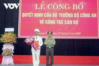 Giám đốc Công an tỉnh Quảng Nam trao quyết định điều động, bổ nhiệm Phó Giám đốc Công an tỉnh Quảng Nam cho Trung tá Nguyễn Văn Tuấn.