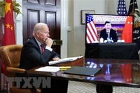 Tổng thống Mỹ Joe Biden (trái) và Chủ tịch Trung Quốc Tập Cận Bình trong cuộc họp trực tuyến ngày 15/11/2021. (Ảnh: AFP/TTXVN).
