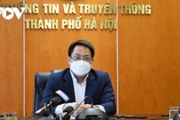 Phó Giám đốc phụ trách Sở Thông tin và Truyền thông Hà Nội Nguyễn Việt Hùng trao đổi với báo chí.