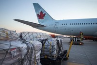 Hàng viện trợ của Canada dành cho Ukraine đặt tại sân bay Pearson ở Toronto. Ảnh: RT.